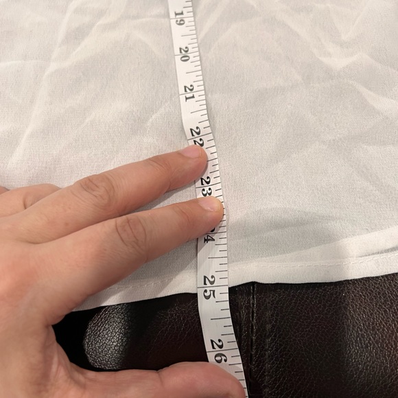 White open sleeve blouse🤍
Stunning never worn flowy blouse! - Picture 5 of 6